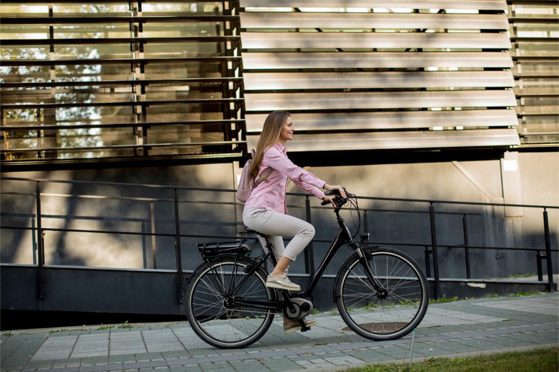 Rowerzystka na elektrycznym rowerze miejskim