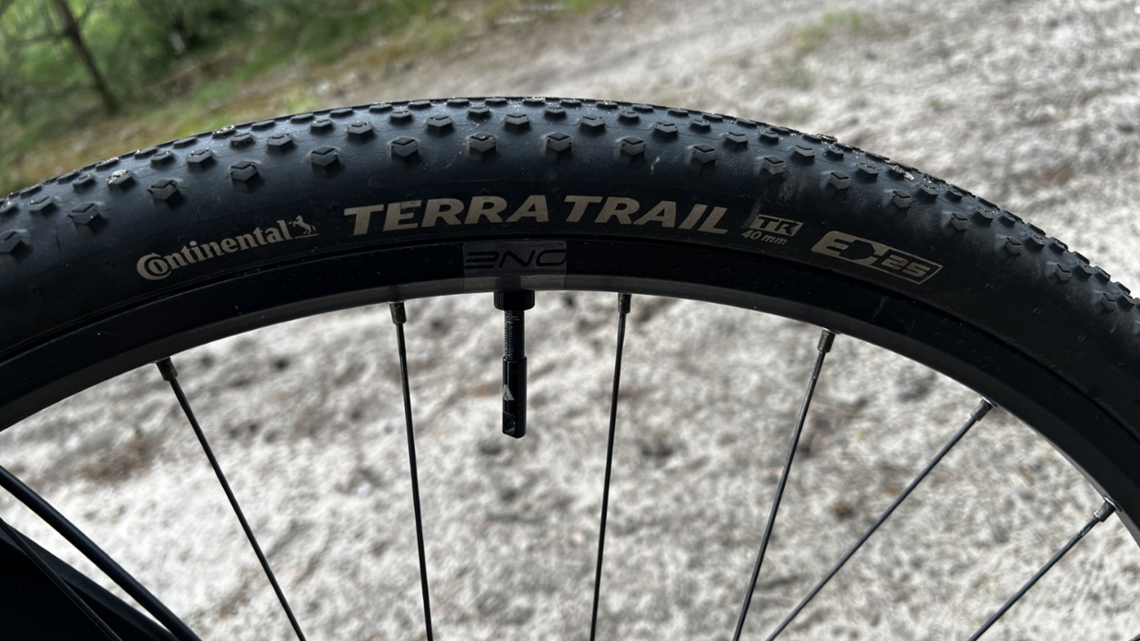 Widok z boku na koło roweru. Opona Continental Terra Trail jest zamontowana na czarnej obręczy