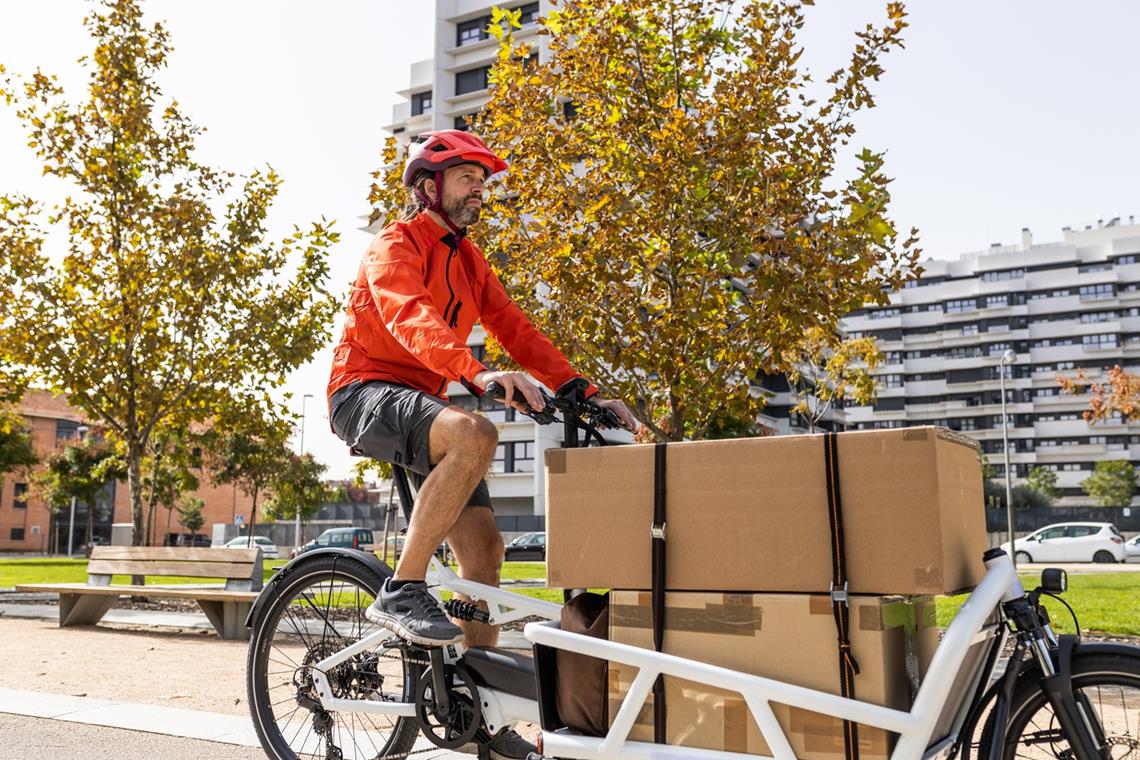 rowerzysta na rowerze cargo z bagażami